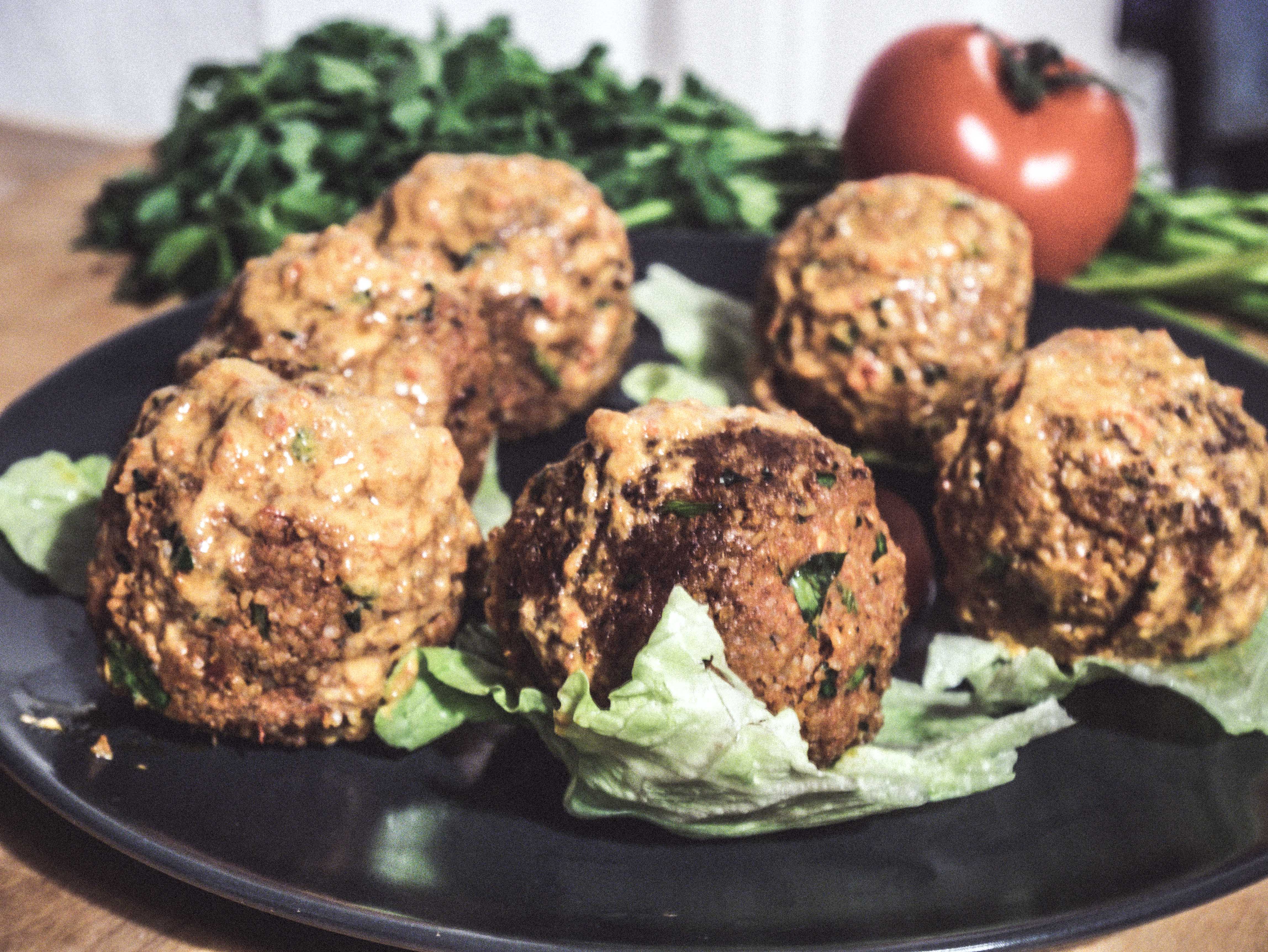 Vegane Cig Köfte mit Tahin Ajvar Sauce Rezept - Das jüngste Gericht