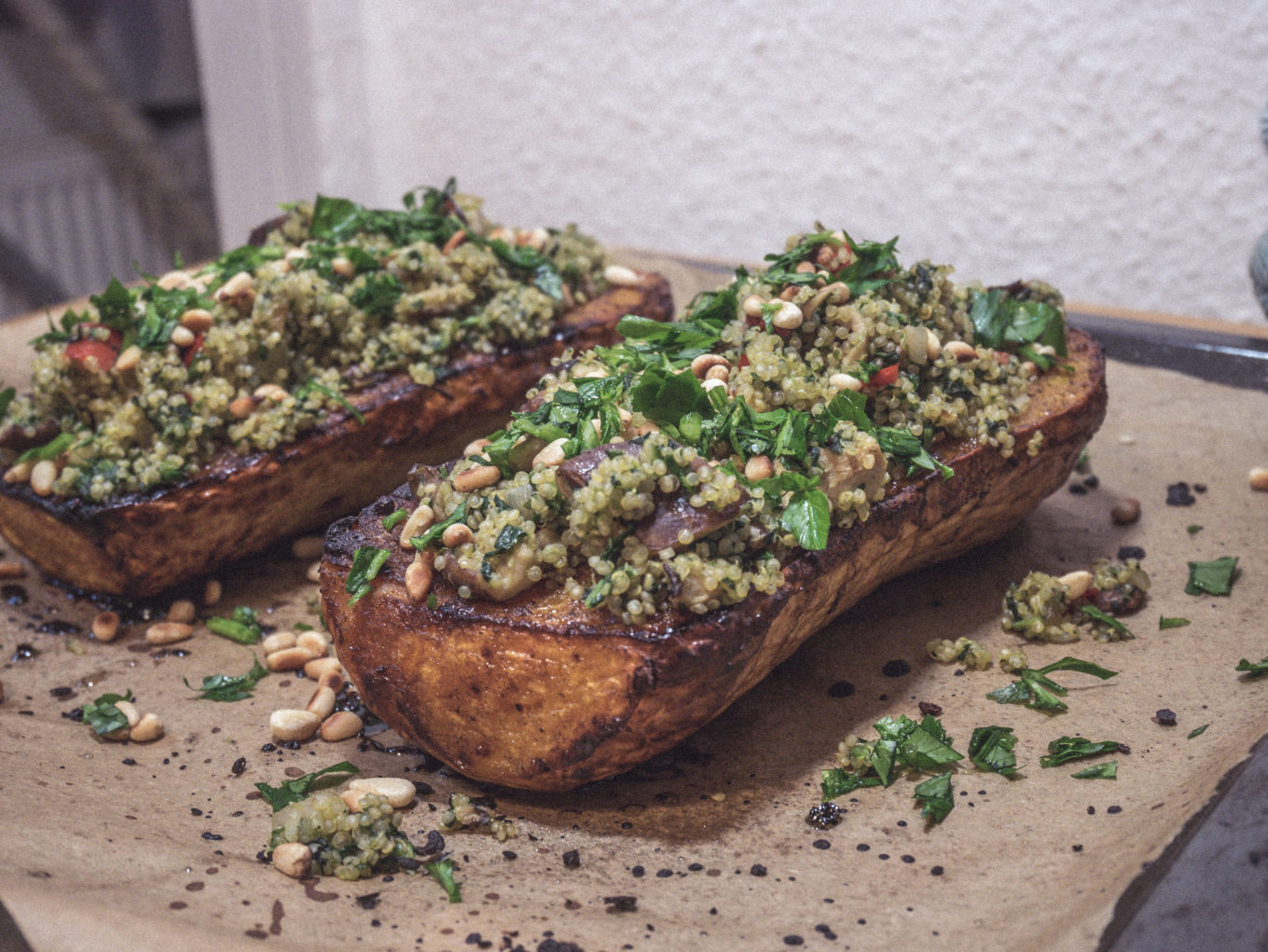 Veganer Gefüllter Ofen Butternut-Kürbis mit Quinoa, Spinat und Shiitake ...