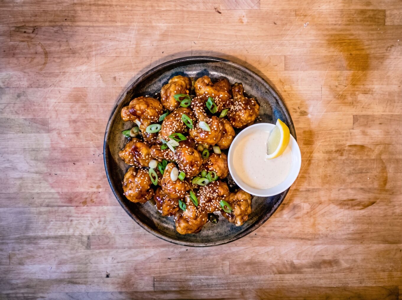 Dattel-Chili-Blumenkohl-Wings mit Tahin-Dip – süß, scharf und knusprig aus dem Ofen