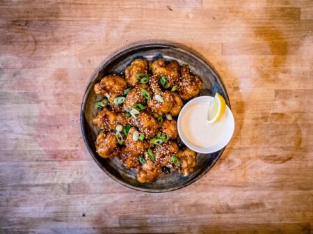 Dattel-Chili-Blumenkohl-Wings mit Tahin-Dip – süß, scharf und knusprig aus dem Ofen
