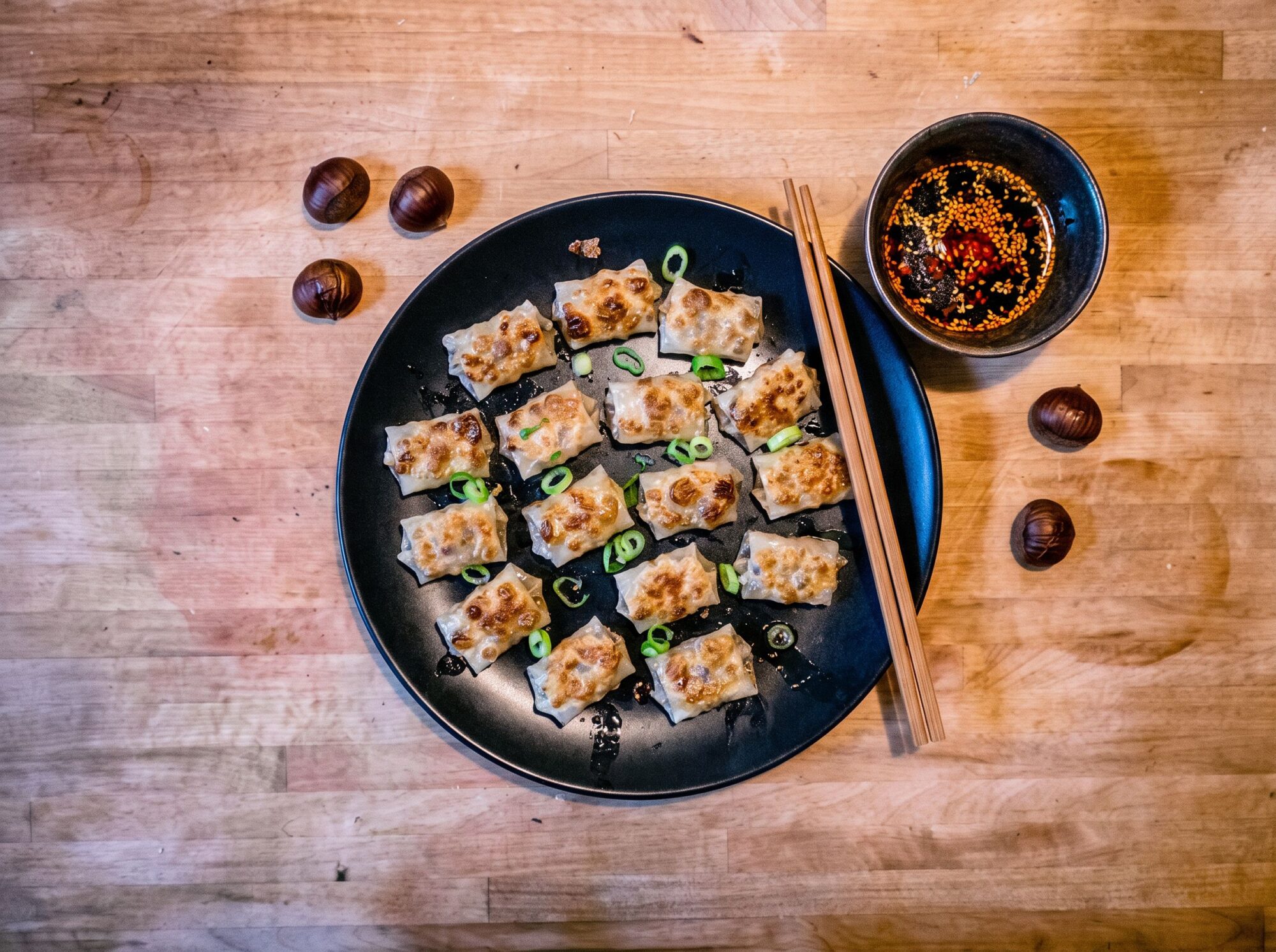 Knusprige Reispapier-Dumplings mit Maronen und Shiitake – mit Chinkiang-Essig-Dip