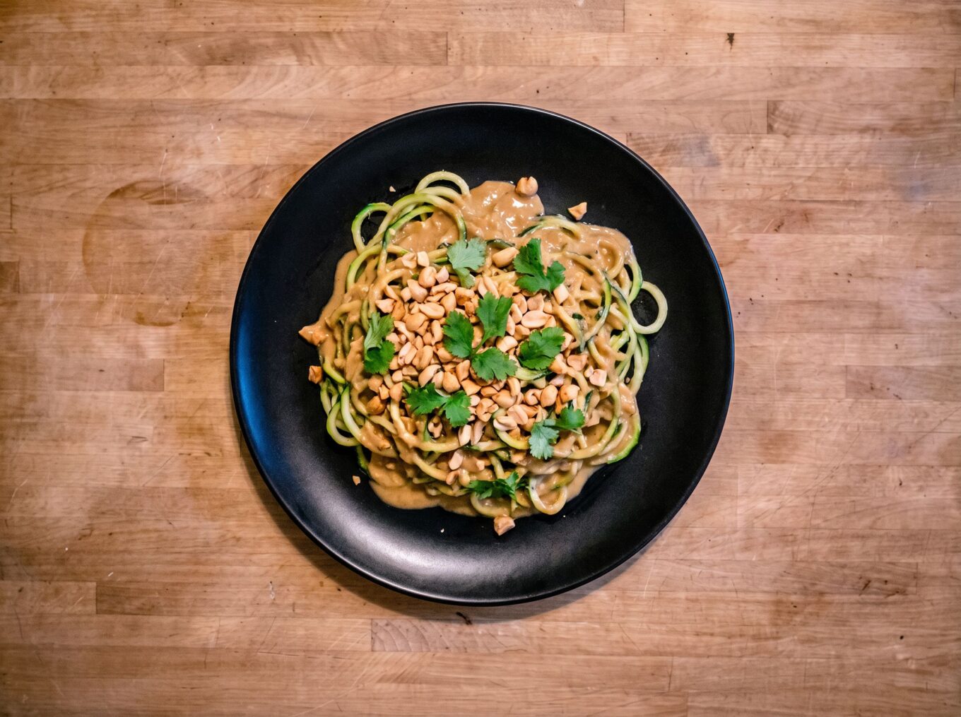 Köstliche Zoodles in Erdnuss-Sauce mit Kokosmilch und Koriander