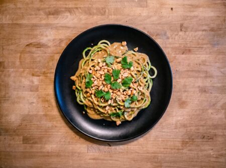 Köstliche Zoodles in Erdnuss-Sauce mit Kokosmilch und Koriander
