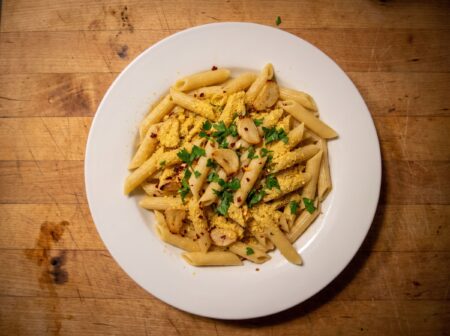 Penne Aglio, Olio e Peperoncino vegan mit Hefeflocken
