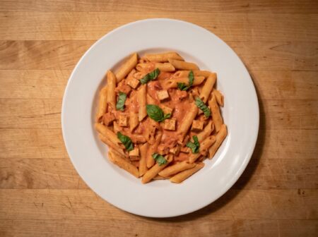 Penne "Gorbi", Vodka-Sahne Sauce vegan mit Räuchertofu