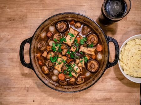 Pilz-Bourguignon mit Stout und dunkler Schokolade – veganer Schmortopf mit Senf-Kartoffelstampf