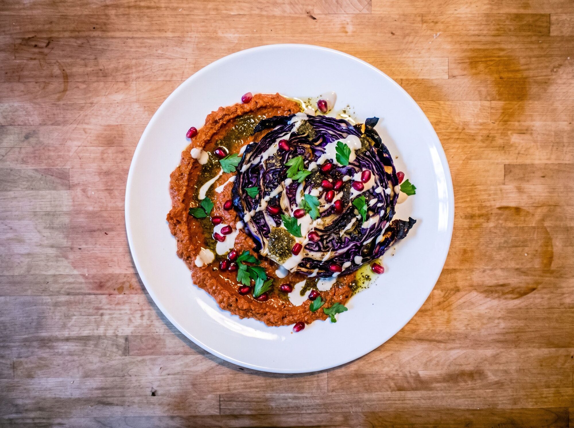 Rotkohl-Steaks aus dem Ofen mit Muhammara und Za'atar
