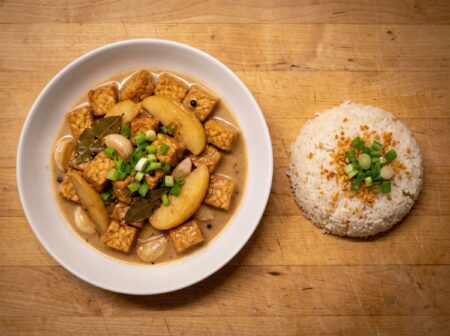 Tempeh-Adobo mit Apfelessig, Apfel und Kokosmilch – dazu philippinischer Knoblauchreis