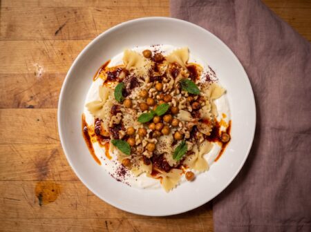 Türkische Pasta vegan mit Knoblauch-Joghurt, Paprikabutter und knusprigen Kichererbsen