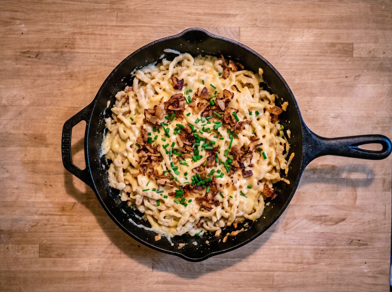 Vegane Käsespätzle mit Röstzwiebeln