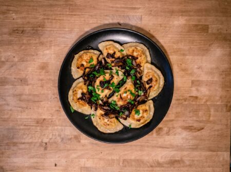 Vegane Pierogi mit Kartoffel-Sauerkraut Füllung und karamellisierten Zwiebeln