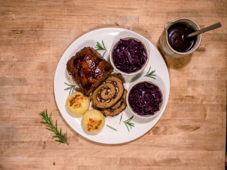 Veganer Braten zu Weihnachten: Seitan-Rollbraten mit Maronen-Pilz-Füllung und Rotwein-Pflaumen-Soße