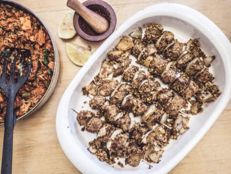 Veganer Jollof / Benachin Reis mit Seitan Suya Spießen