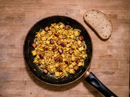 Veganes Rührei mit Zwiebeln und Tofu Speckwürfeln