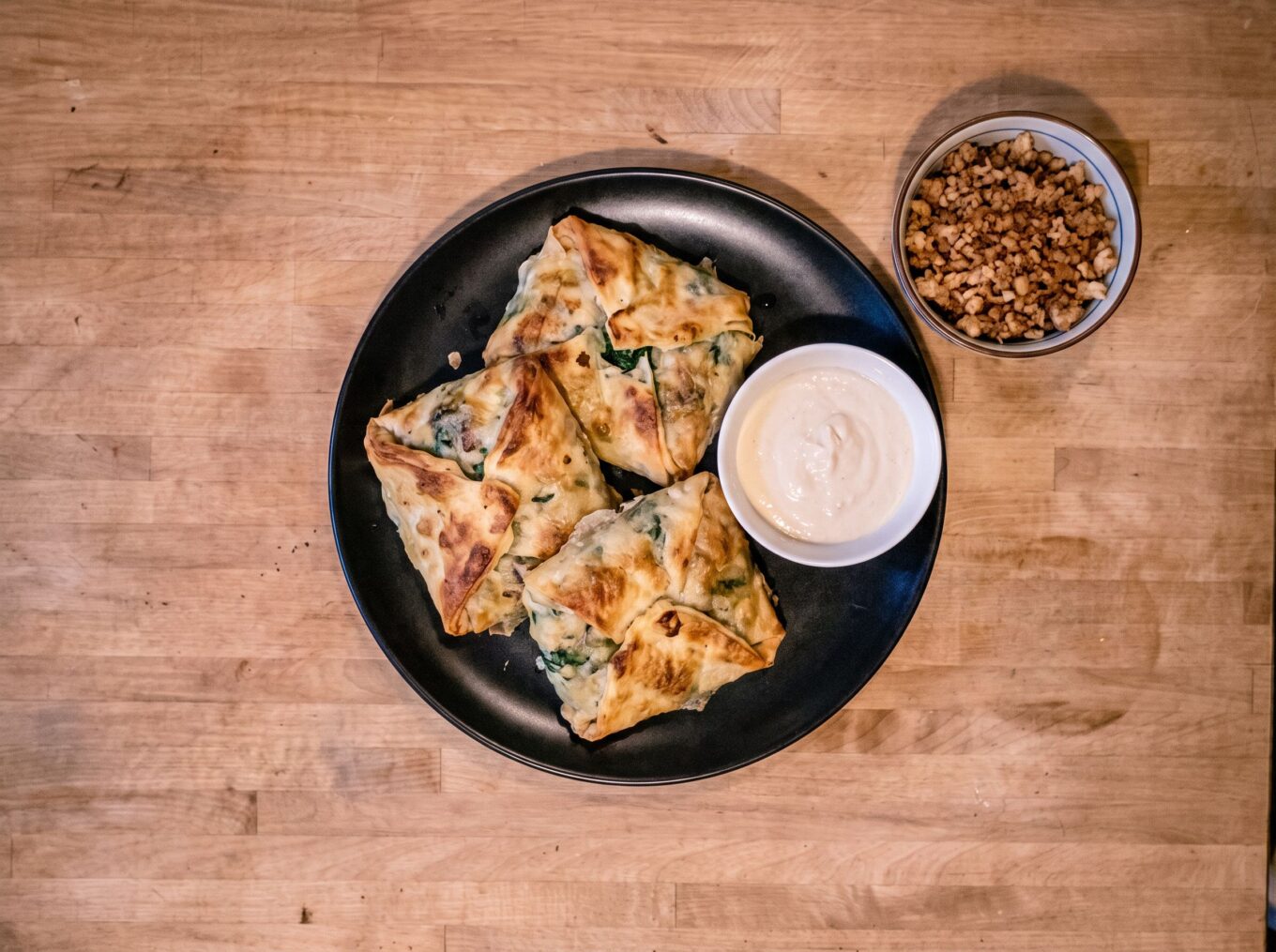 Yufka Teigtaschen mit Cashew-Creme, Reiswaffel-Hack und Spinat Champignon